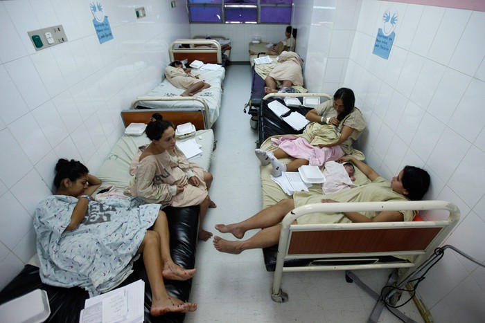 Các sản phụ chân vẫn còn dính máu sau ca vượt cạn tại bệnh viện Escuela ở Tegucigalpa, Honduras.